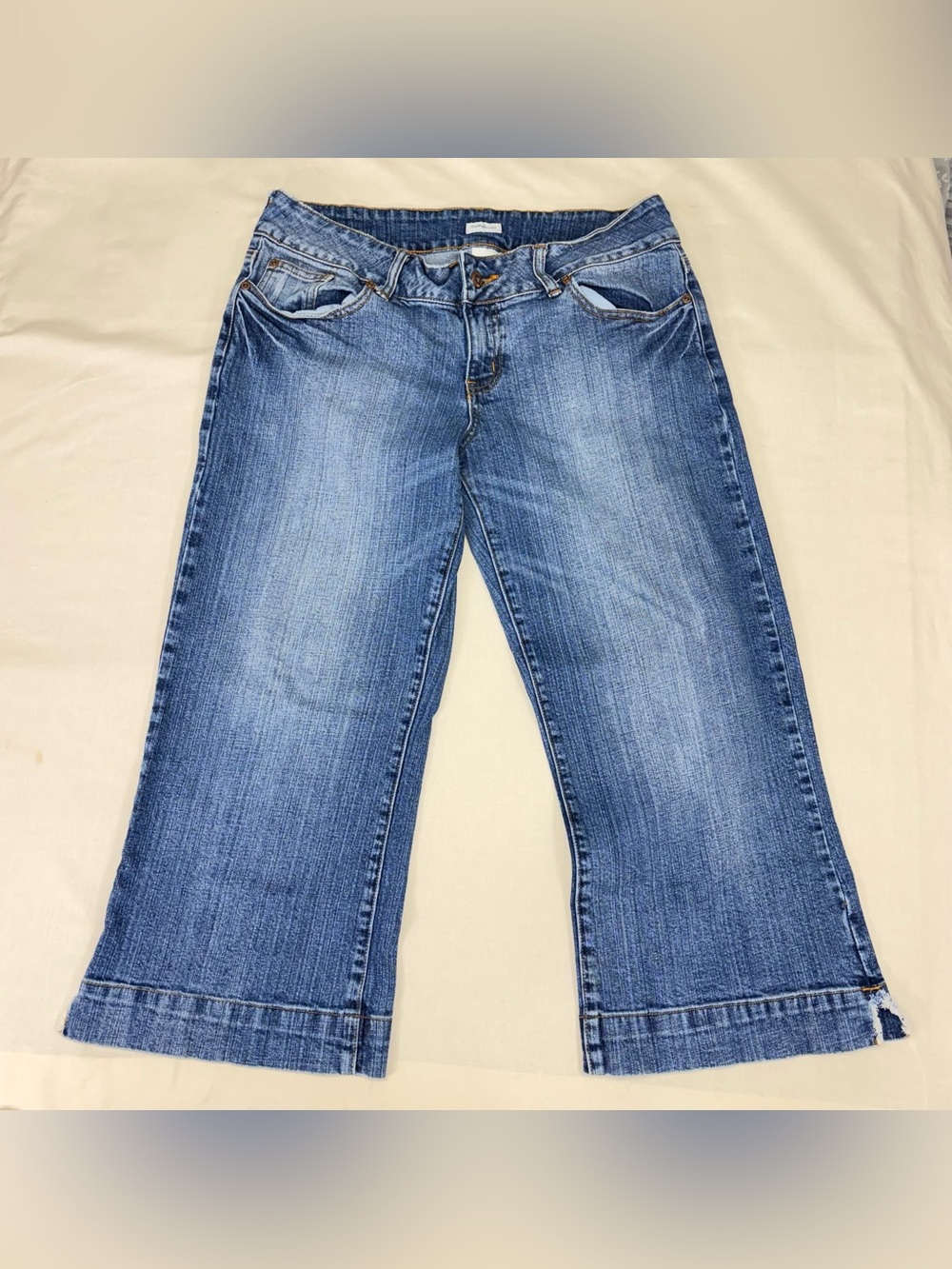 Maurices Vintage Y2K Cropped Denim Capri Jeans Wide Leg Slit Cuffed Med. Wash